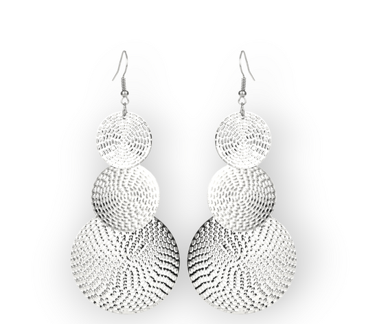 Simply chic earrings in silver – minimalist statement jewelry for everyday and special occasions