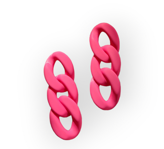 Queens Retro Chain Earrings with vintage-inspired chain design, perfect for stylish and bold fashion statements